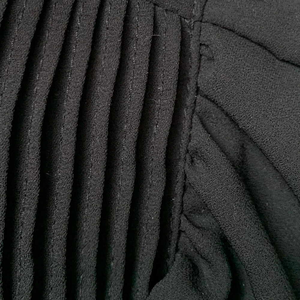 WHO WHAT WEAR Black Ruffle Ribbed Bodice Ruffle Cap Sleeve Tank Blouse